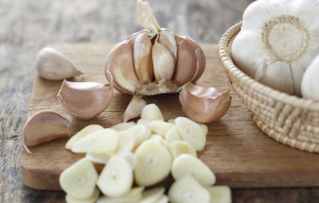 Garlic a folk remedy that strengthens blood vessels with varicose veins. 